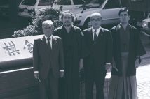 左から大野源一、升田幸三、大山康晴、中原誠。1976年竣工の将棋会館前で