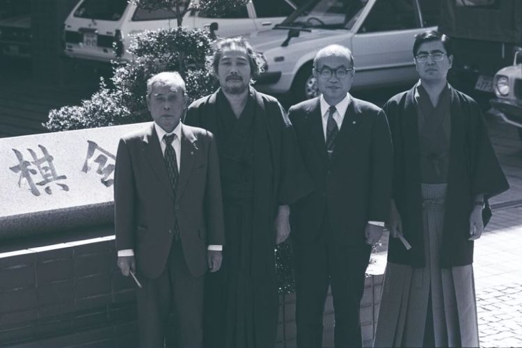 左から大野源一、升田幸三、大山康晴、中原誠。1976年竣工の将棋会館前で
