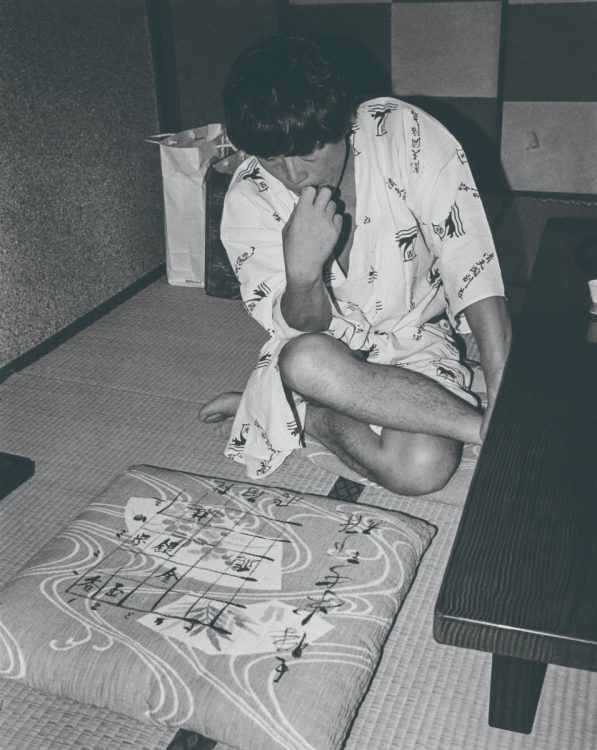 旅館の座布団に詰将棋作品を描いた米長。型破りな性格でファンに愛された