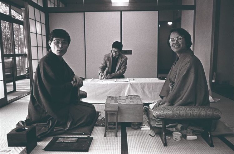 笑顔で撮影に応じる米長（左）と森保秀光（1983年、43期棋聖戦）