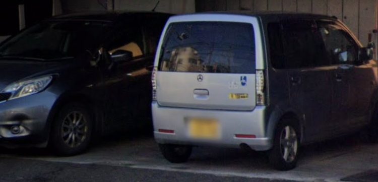A氏が事故を起こした軽自動車。ベンツのマークがなぜか…（Googleマップより）