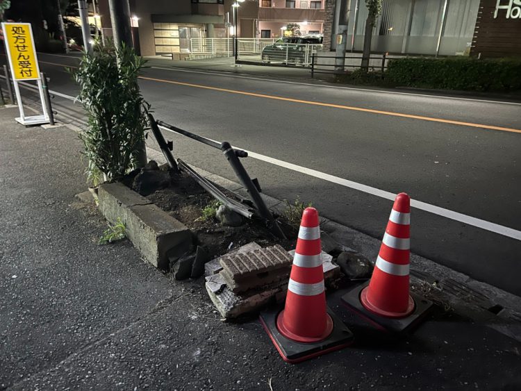 破損したブロックが積まれている