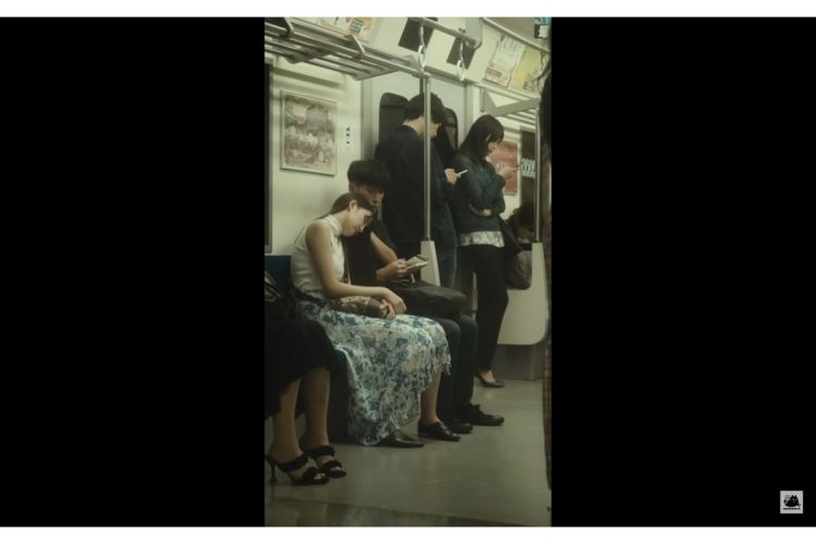 何気ない電車内の光景から動画は始まる