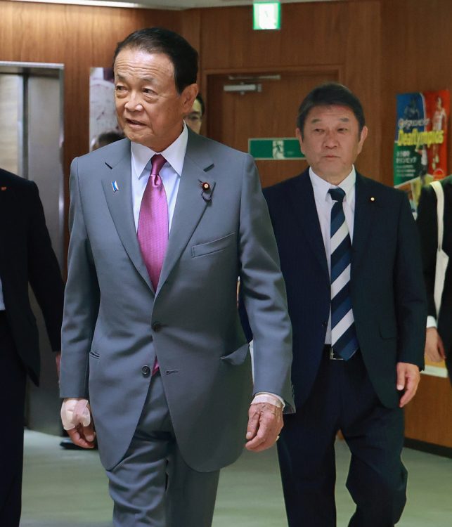 解散に反対だという麻生太郎・副総裁（左）、茂木敏充・幹事長（時事通信フォト）