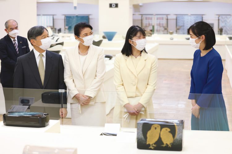 9月20日、「日本工芸会」の総裁として、展示会を訪問した天皇ご一家を出迎えた（撮影／横田紋子）