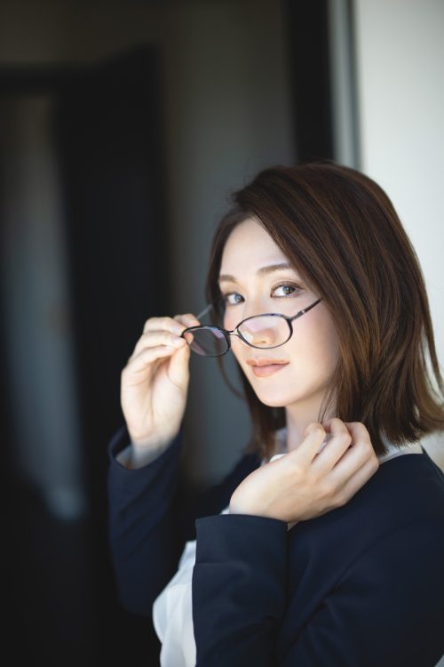 デジタル写真集『木村玲衣 眼鏡の奥の魔性』は10月13日に各電子書店で発売予定