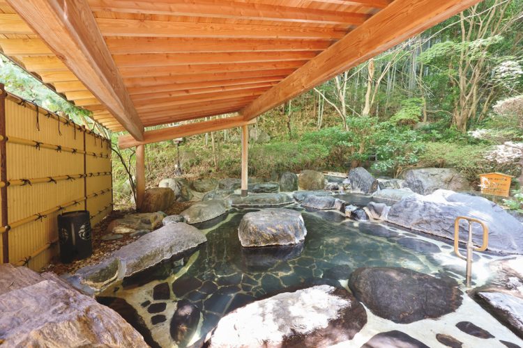 源泉かけ流しの庭園露天風呂「竹林」は混浴。湯浴み着が用意されている