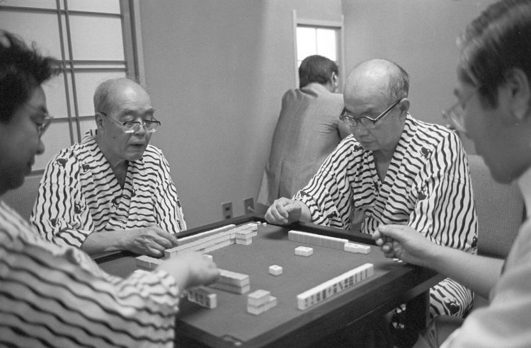 麻雀卓を囲む大山（右）。左は先輩棋士の加藤治郎