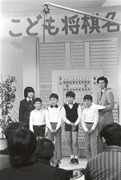 1982年の「小学生将棋名人戦」で優勝した小学6年生の羽生善治（前列右）。3位の森内俊之（羽生の隣）、後方に立つ谷川浩司、羽生の3人が「永世名人」となった