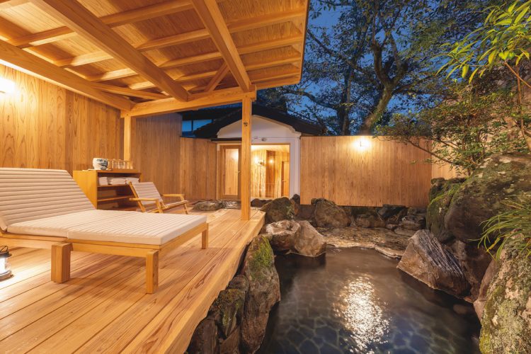対局の部屋となった特別貴賓室には露天風呂もあり、プライベートな空間で温泉を楽しめる