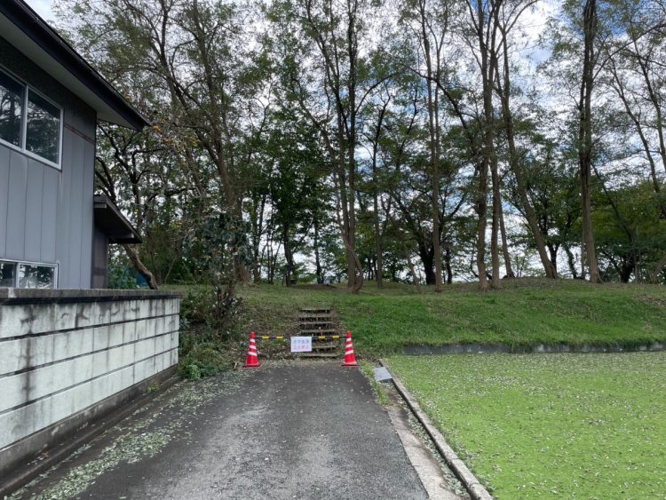 いたるところに立ち入り禁止が