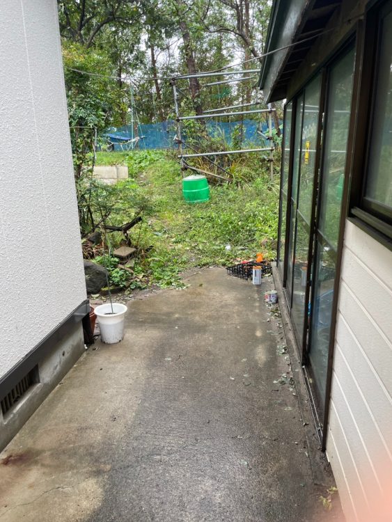 クマは男性宅のここを通って裏庭に敷侵入してきたという