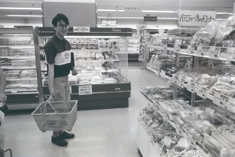 スーパーマーケットで食料を買い込む独身時代の羽生