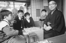 原田泰夫の指導を受ける羽生少年(左)