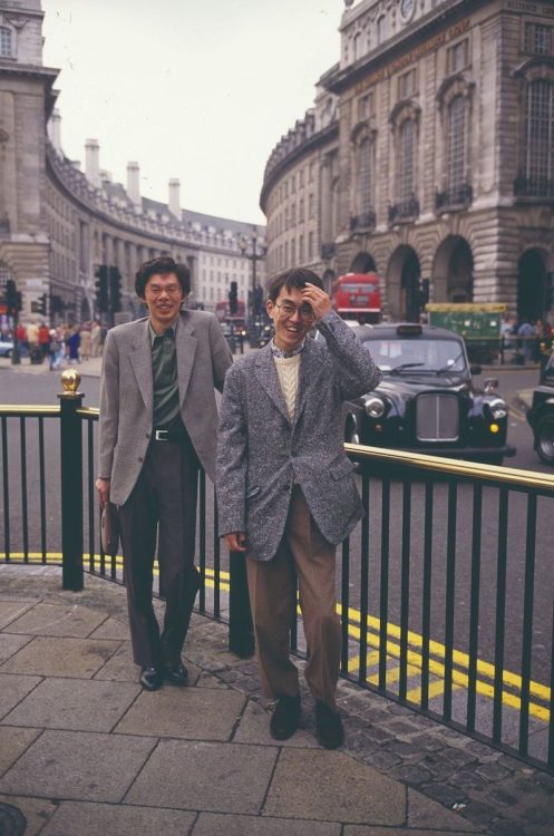 5期竜王戦でロンドンの街に立つ谷川浩司と羽生（1992年）