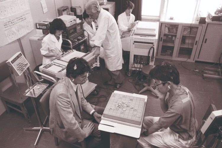 日本医科大で「棋士の脳波」研究に協力する谷川（左）と羽生善治