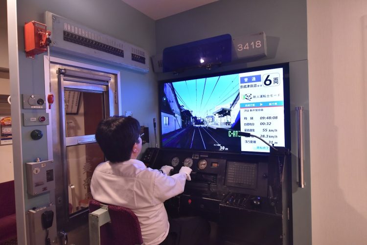 シミュレーターをプレイしている様子。運転席横の乗務扉も、実車のモノを使用(撮影:小川裕夫)