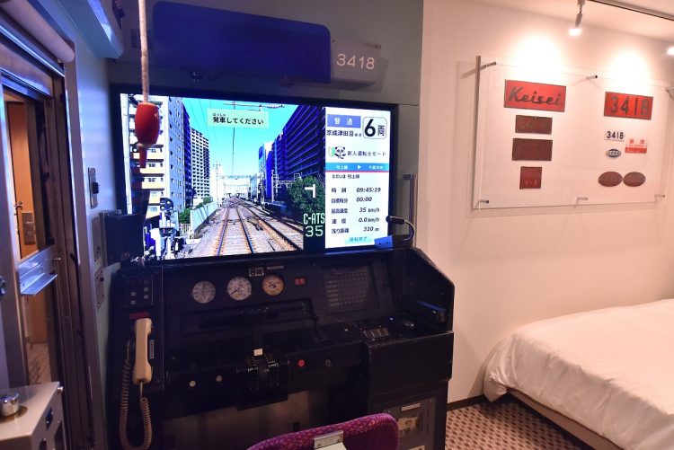 トレインルーム内に設置されたシミュレーターの運転台。廃車になった3400形の運転台をそのまま使った本格的なものとなっている(撮影:小川裕夫)