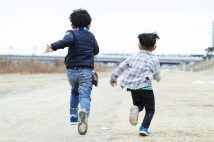 小学生の子どもだけで外で遊ばせるのが虐待?(写真はイメージ)