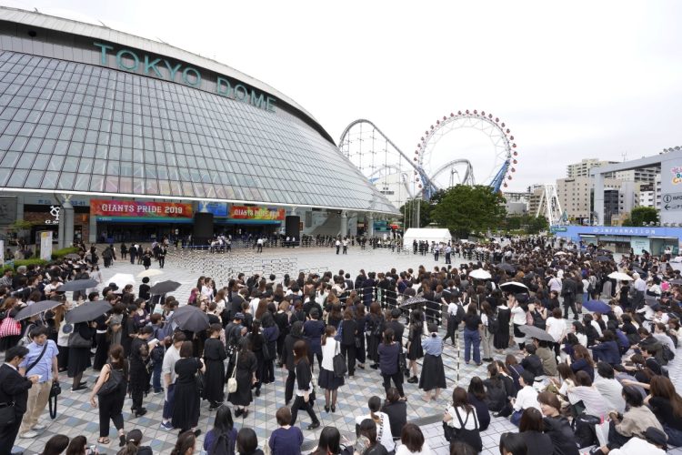 2019年9月、ジャニー喜多川氏の「お別れの会」には大勢のジャニーズファンが集った（時事通信フォト）