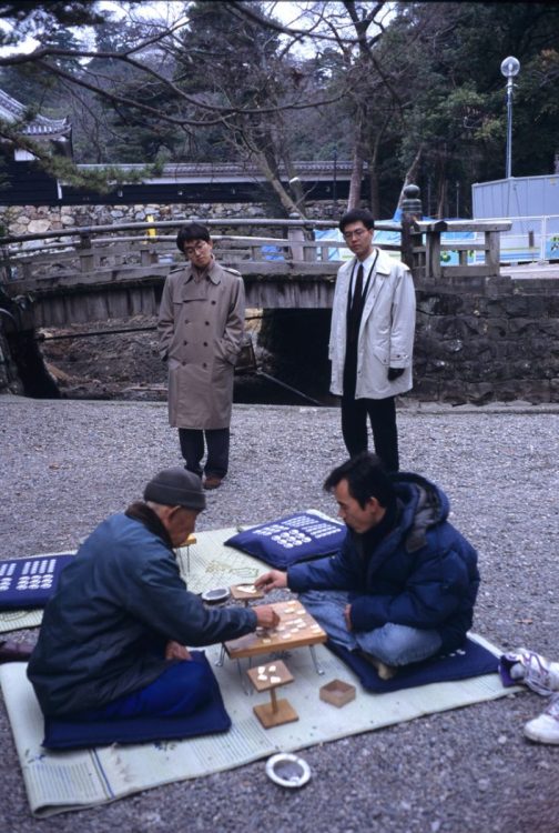 羽生と森下卓が高知城の縁台将棋を見守る（1995年）