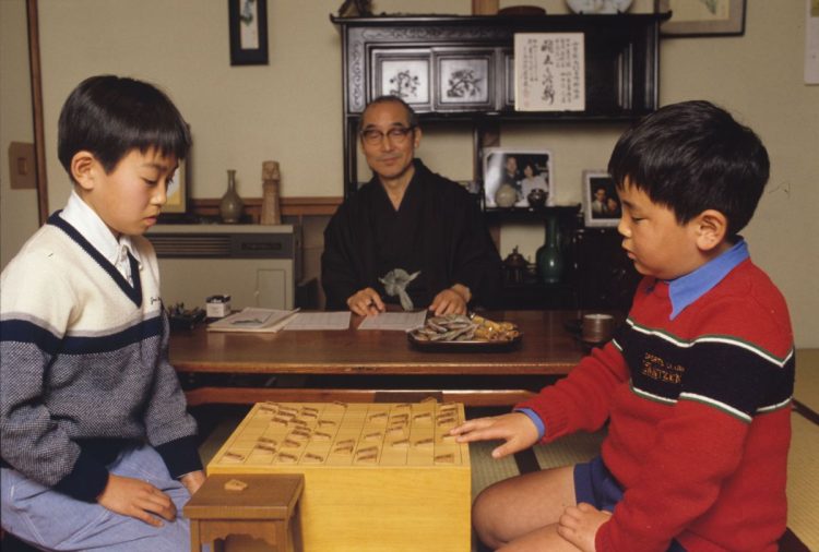 原田泰夫・九段の指導を受ける小学5年生の羽生少年（左）