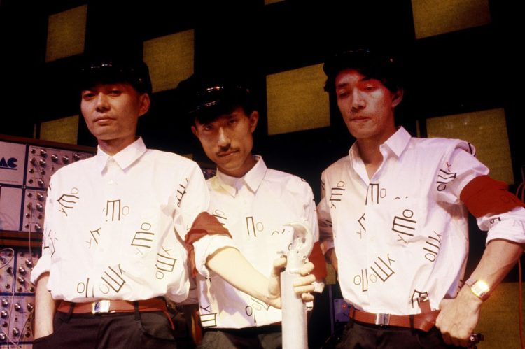 YMOで電子音楽を究めた坂本さん（右）と、若手研究者として遺伝子研究に注力した福岡さんにはキャリアにおいても共通点があった（時事通信フォト）