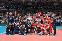 スロベニア戦にストレート勝ちをし、パリ五輪の切符を獲得したバレーボール男子。今年3月に胃がんで亡くなった元日本代表・藤井直伸さんのユニホームを掲げ、チーム全体が喜びを分かち合った(時事通信フォト)