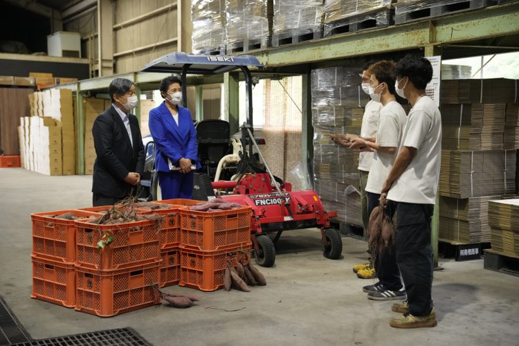 両陛下は「紅はるかは焼きいもがおいしいですね」「子供の頃、いも掘りをした思い出があります」などと話されたという