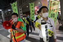 ヤクザを続けるのは辛い時代。JR神田駅周辺で実施された暴力団追放パトロールでは、飲食店に対して、暴力団に金銭を支払わないことや金銭を要求されても恐れずに警察に相談するよう呼びかけた（イメージ、時事通信フォト）