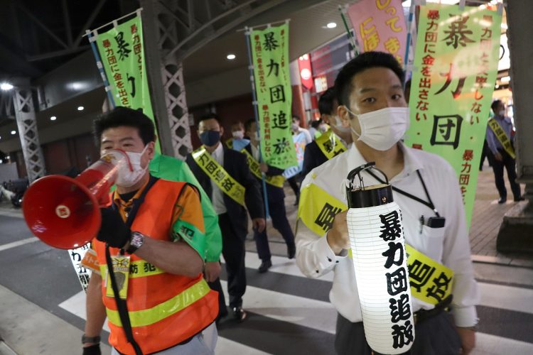 ヤクザを続けるのは辛い時代。JR神田駅周辺で実施された暴力団追放パトロールでは、飲食店に対して、暴力団に金銭を支払わないことや金銭を要求されても恐れずに警察に相談するよう呼びかけた（イメージ、時事通信フォト）