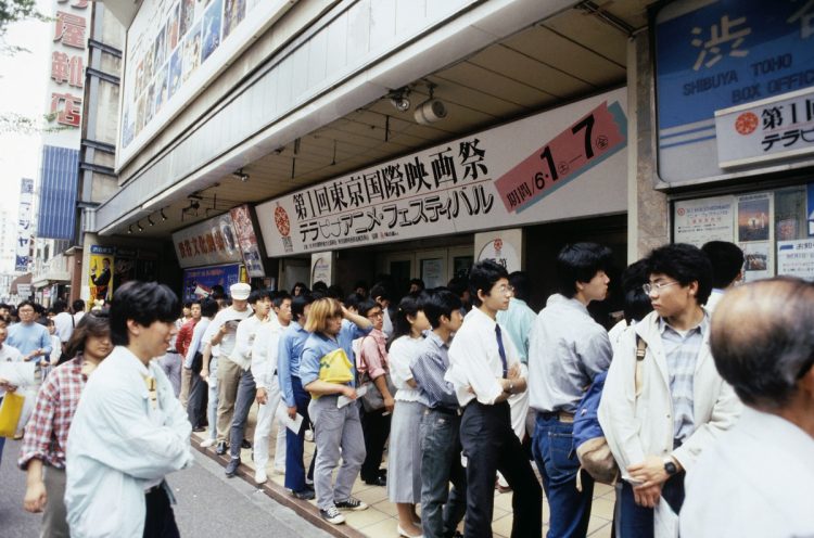 1986年、第1回東京国際映画祭に参加したアニメ映画観覧のため列ができるほど人気を集めていたが、芸能の世界では「格下」のままだった（時事通信フォト）