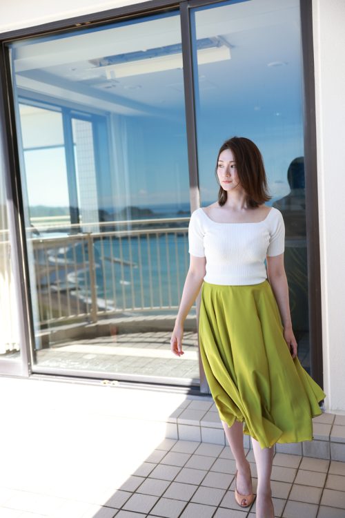 デジタル写真集『木村玲衣 眼鏡の奥の魔性』は各電子書店で発売中