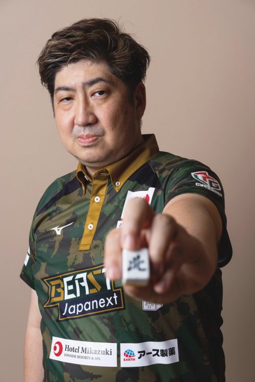 棋士として最高段位の九段まで昇格したが、今年日本プロ麻雀連盟に入会した鈴木大介