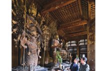 金堂。国宝 奈良時代(8世紀後半)。寄棟造・本瓦葺。唐招提寺創建時の姿を伝える、代表的建造物。本尊『盧舎那仏坐像』を始め、安置されている仏像9体はすべて国宝
