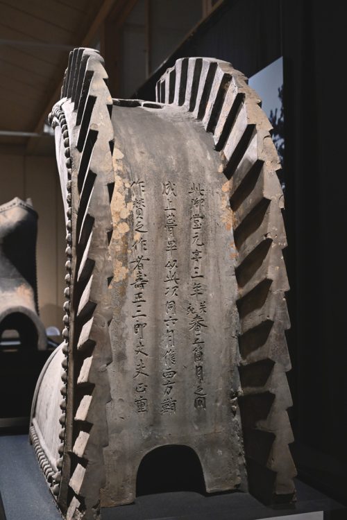 平成大修理で役目を終えた旧鴟尾。鎌倉時代の作と腹面に刻まれている。「新宝蔵」に収蔵