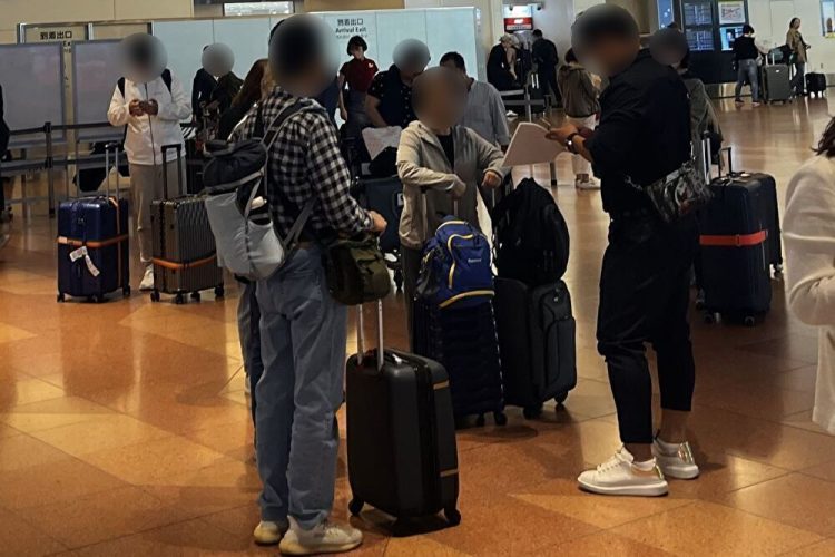 白タク業者か？中国からの観光客に声をかける男性