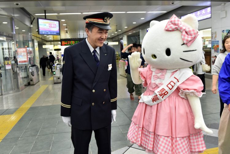 一日駅長になるのは、その地元ゆかりの有名人でなければ不可能だと思われてきた。京王多摩センター駅で一日駅長を務めたハローキティ(AFP=時事)