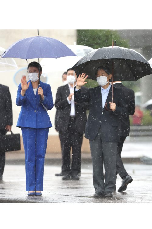 鴨池港フェリーターミナルに到着し、集まった人たちに手を振られる天皇、皇后両陛下（時事通信フォト）