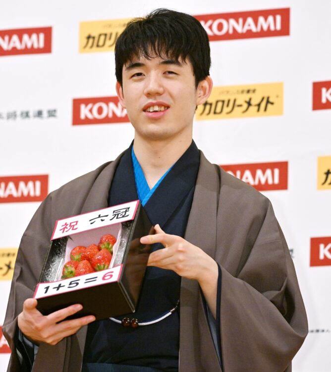 10年間、棋王の座を守ってきた渡辺明氏を制し（時事通信フォト）