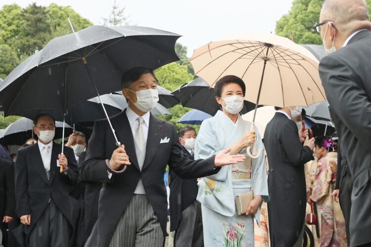 雨の中、招待者たちと言葉を交わされる両陛下（5月、港区赤坂御苑）