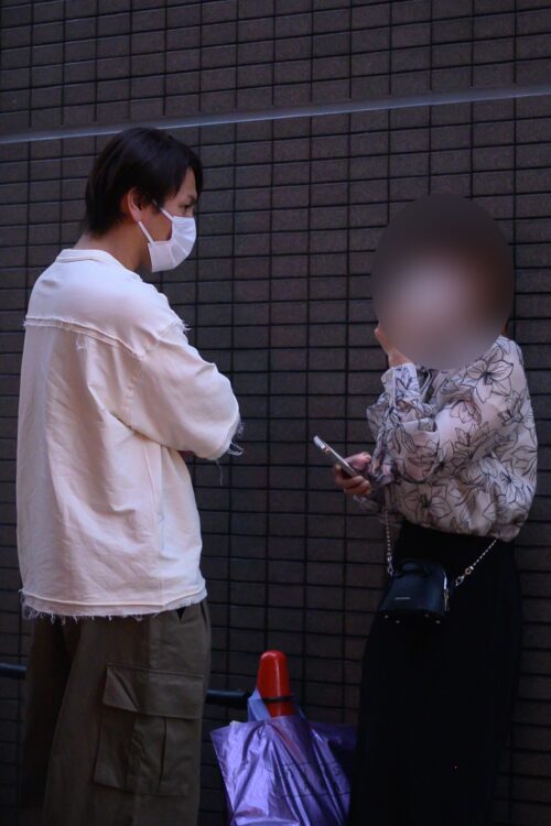 出待ちをしていた2組の女性ファンに、情熱的なファンサービスを見せた狩野