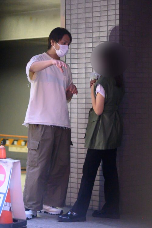 女性ファンと“15cmの距離”で密着して話す狩野