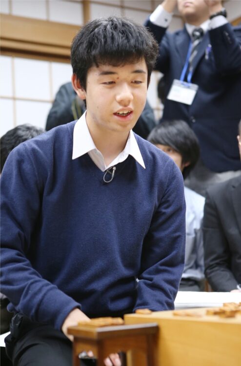 デビュー戦に臨んだ14才の藤井はそのまま破竹の29連勝を果たす(写真/共同通信社)