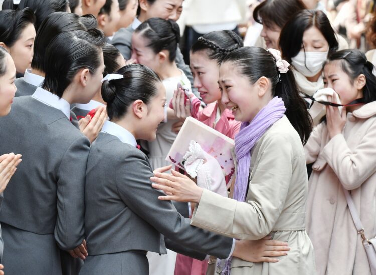 タカラジェンヌたちの間で何が起きたのか（写真は2019年の合格発表。共同通信社）