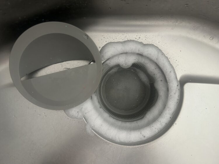 「台所や浴室の排水口を除菌・漂白する場合、網などの器具はつけたまま、右写真のように泡タイプの漂白剤を吹き付けて約３０分放置。その後、水で流せばきれいになります」
