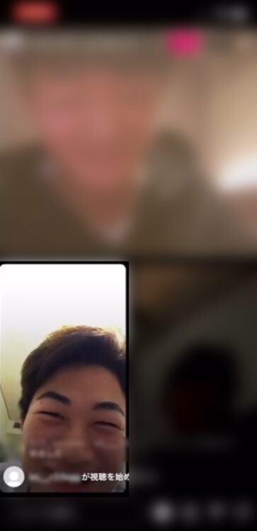 笑いながら友人と話す北畠被告