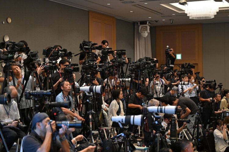 性被害の実態調査への関心は高い。ジャニーズ事務所の記者会見を待つ報道陣ら(時事通信フォト)