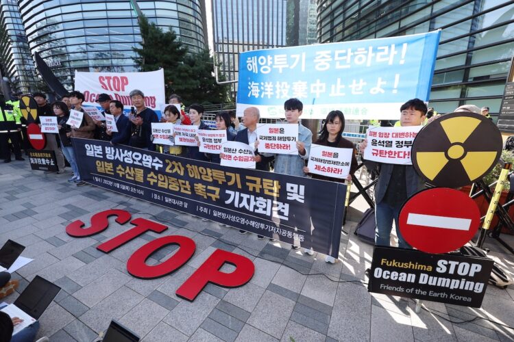 原発処理水の海洋放出に反対する韓国の市民活動家（EPA=時事）