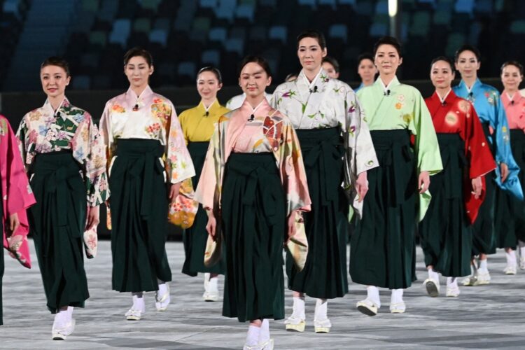 東京五輪の閉会式でパフォーマンスをするなど、宝塚は世界に誇る日本の文化のはずだった（時事通信フォト）